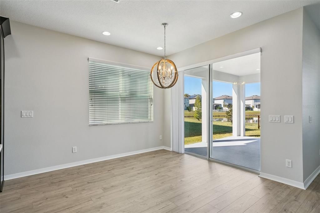 合同活跃: $650,000 (5 贝兹, 4 浴室, 3559 平方英尺)