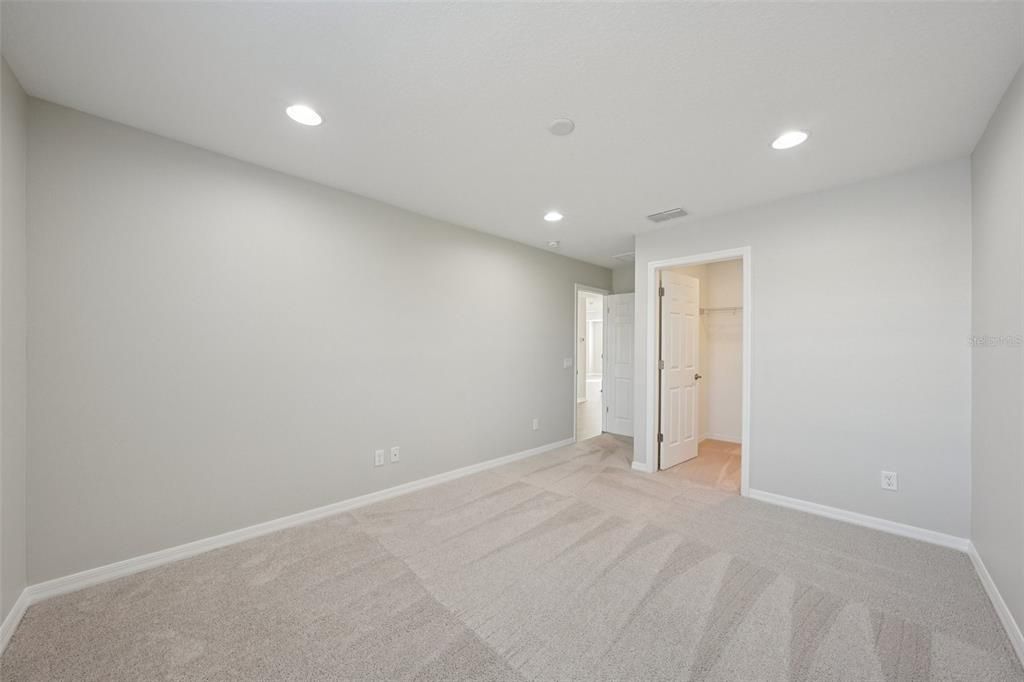 合同活跃: $650,000 (5 贝兹, 4 浴室, 3559 平方英尺)