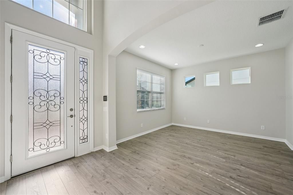 合同活跃: $650,000 (5 贝兹, 4 浴室, 3559 平方英尺)