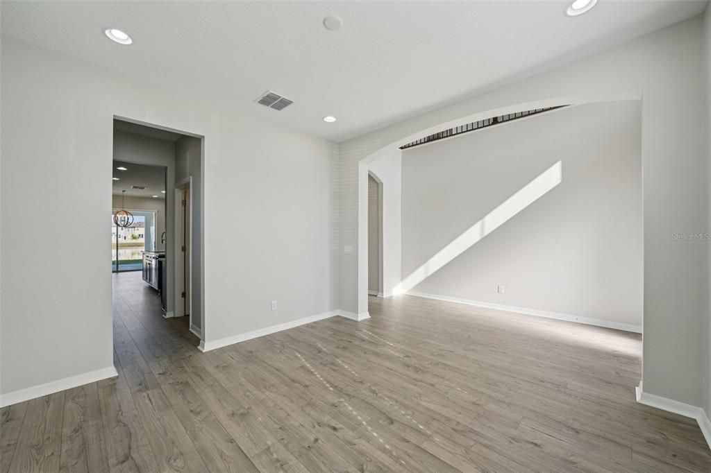 合同活跃: $650,000 (5 贝兹, 4 浴室, 3559 平方英尺)