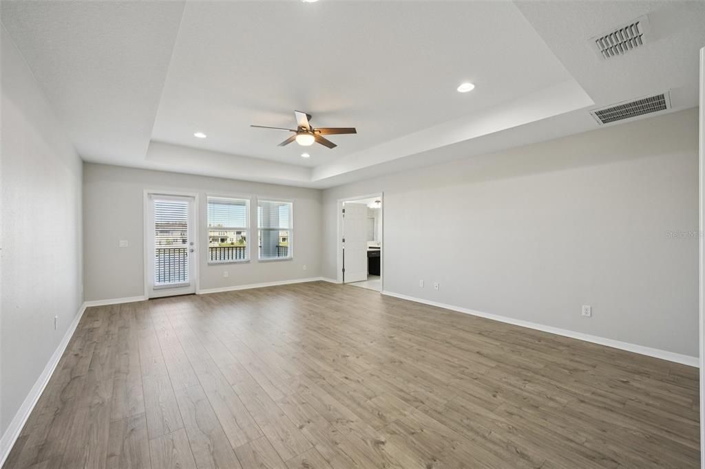 合同活跃: $650,000 (5 贝兹, 4 浴室, 3559 平方英尺)