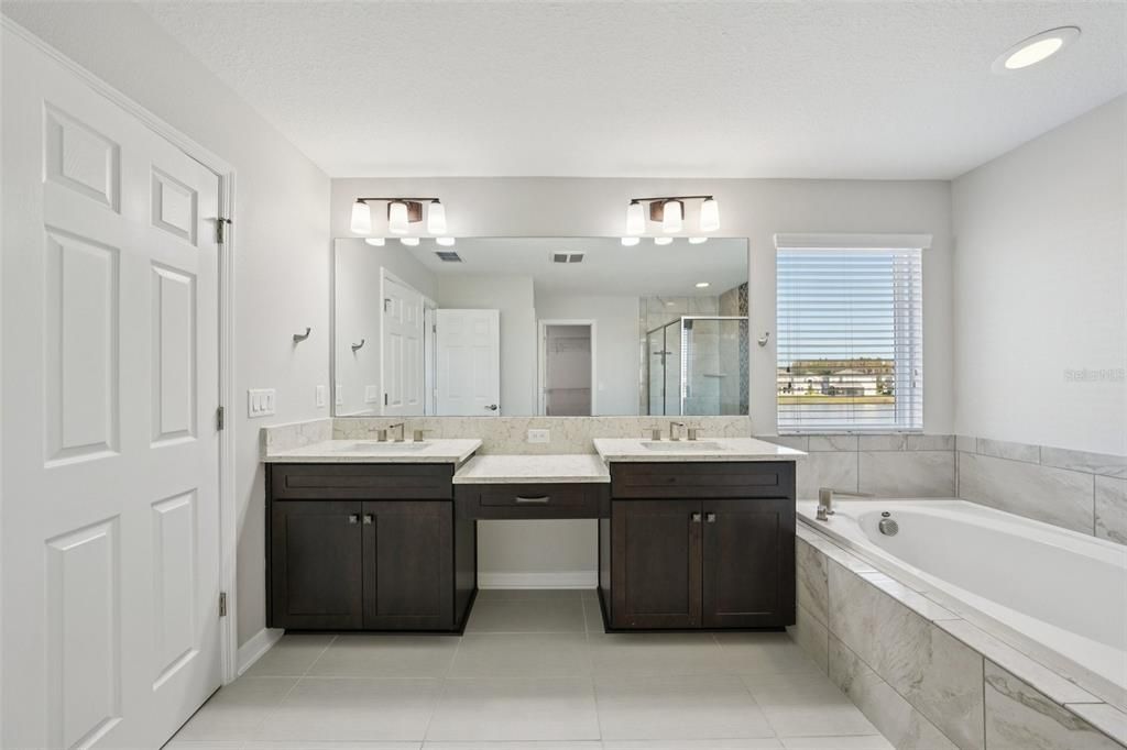 合同活跃: $650,000 (5 贝兹, 4 浴室, 3559 平方英尺)