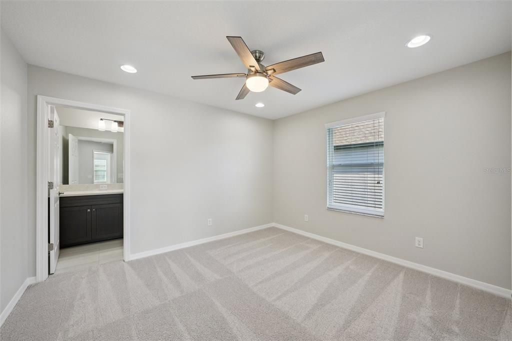 合同活跃: $650,000 (5 贝兹, 4 浴室, 3559 平方英尺)