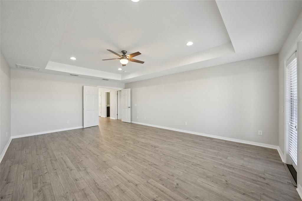 合同活跃: $650,000 (5 贝兹, 4 浴室, 3559 平方英尺)