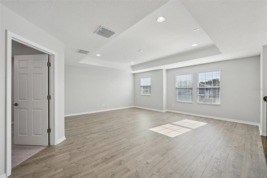 合同活跃: $650,000 (5 贝兹, 4 浴室, 3559 平方英尺)