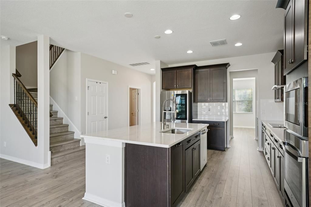 合同活跃: $650,000 (5 贝兹, 4 浴室, 3559 平方英尺)