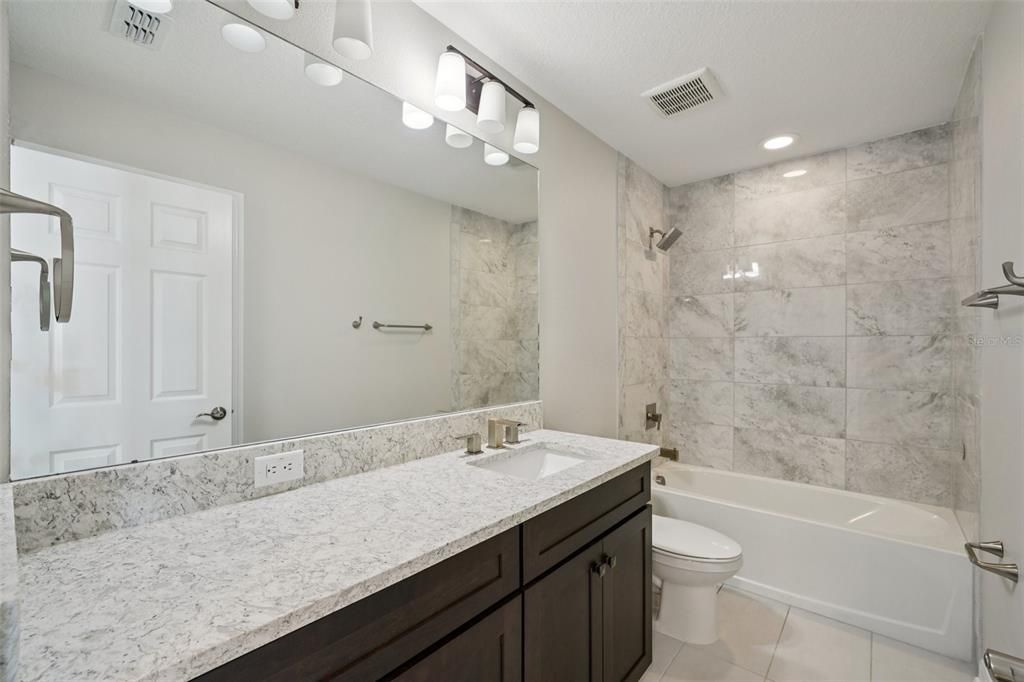 合同活跃: $650,000 (5 贝兹, 4 浴室, 3559 平方英尺)