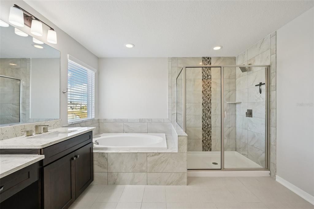 合同活跃: $650,000 (5 贝兹, 4 浴室, 3559 平方英尺)