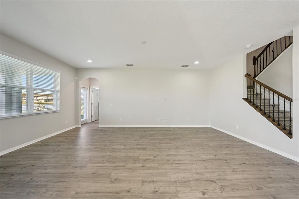 合同活跃: $650,000 (5 贝兹, 4 浴室, 3559 平方英尺)