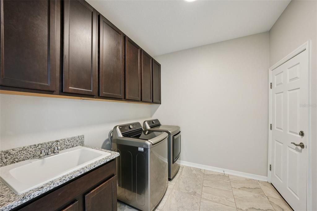 合同活跃: $650,000 (5 贝兹, 4 浴室, 3559 平方英尺)