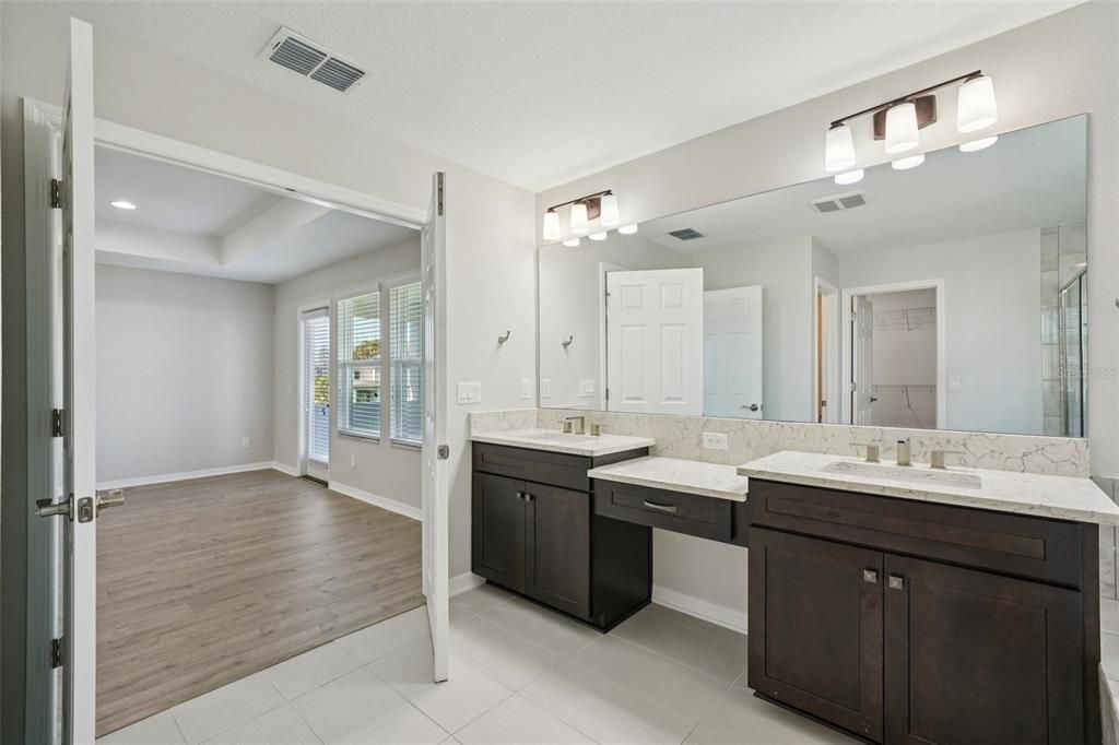 合同活跃: $650,000 (5 贝兹, 4 浴室, 3559 平方英尺)