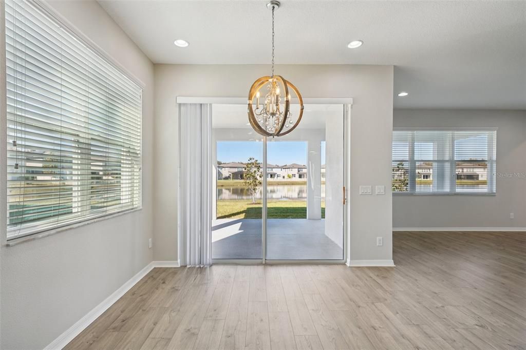 合同活跃: $650,000 (5 贝兹, 4 浴室, 3559 平方英尺)