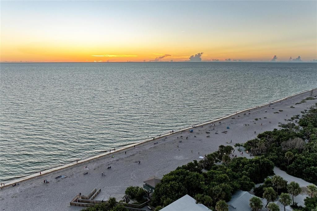 На продажу: $1,749,000 (0.63 acres)