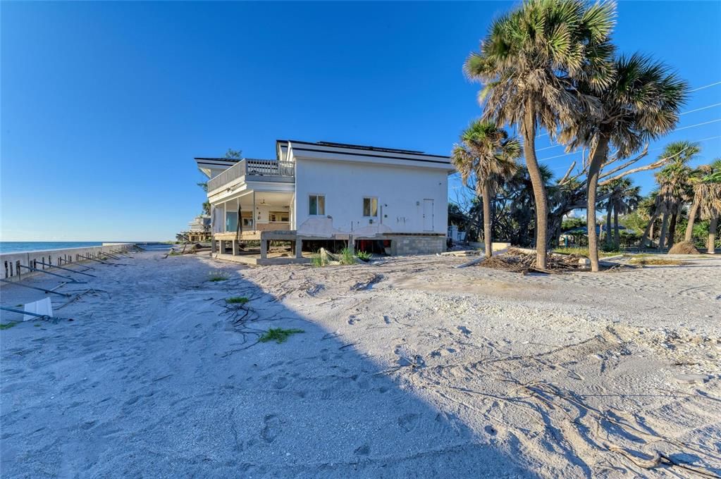 На продажу: $1,749,000 (0.63 acres)