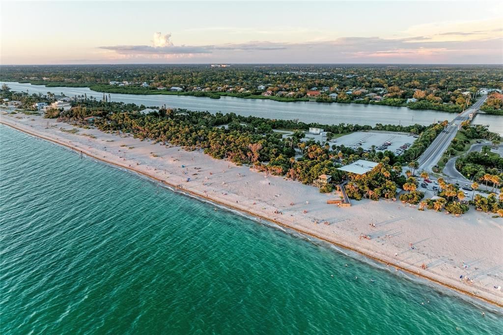 На продажу: $1,749,000 (0.63 acres)