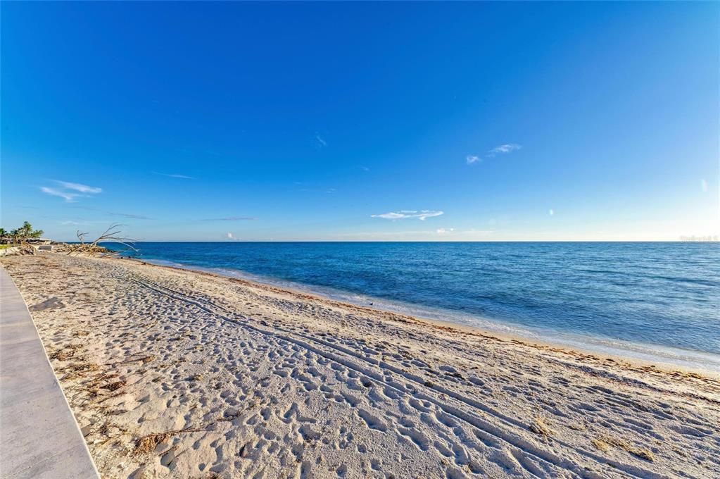 На продажу: $1,749,000 (0.63 acres)