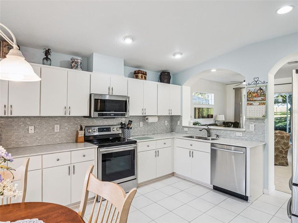 For Sale: $289,000 (2 beds, 2 baths, 1332 Square Feet)