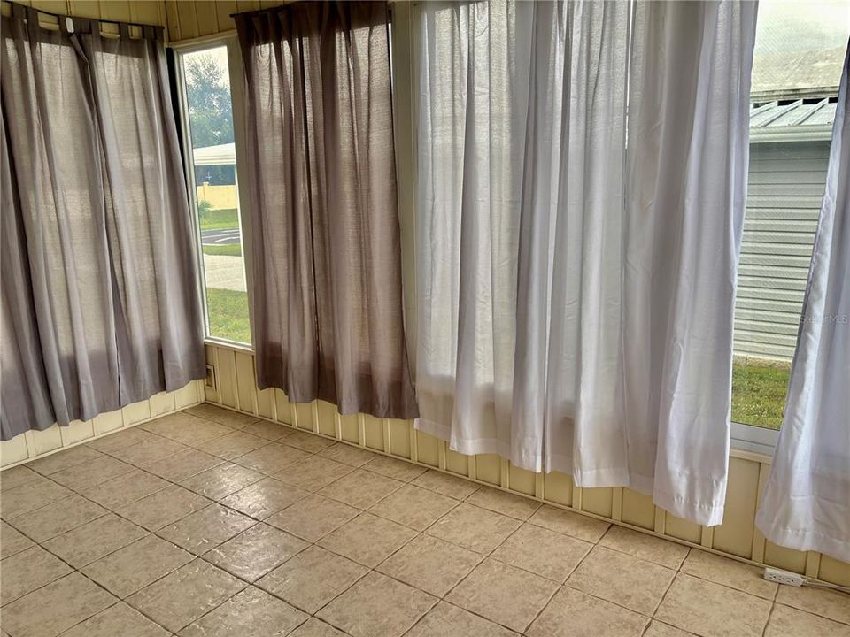 For Sale: $189,000 (2 beds, 2 baths, 812 Square Feet)