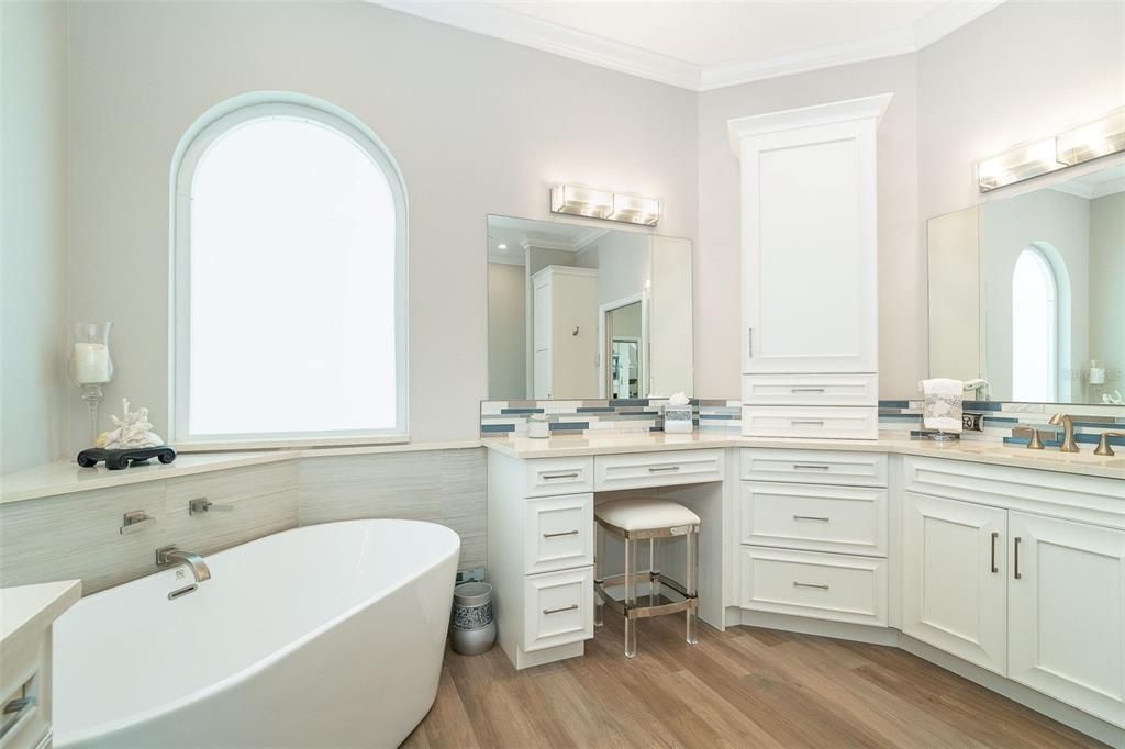 For Sale: $1,049,000 (3 beds, 3 baths, 3008 Square Feet)