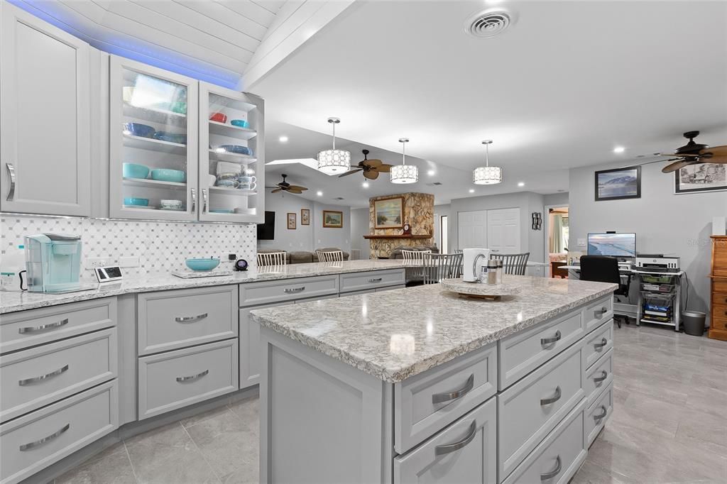 Activo con contrato: $420,000 (3 camas, 2 baños, 1738 Pies cuadrados)