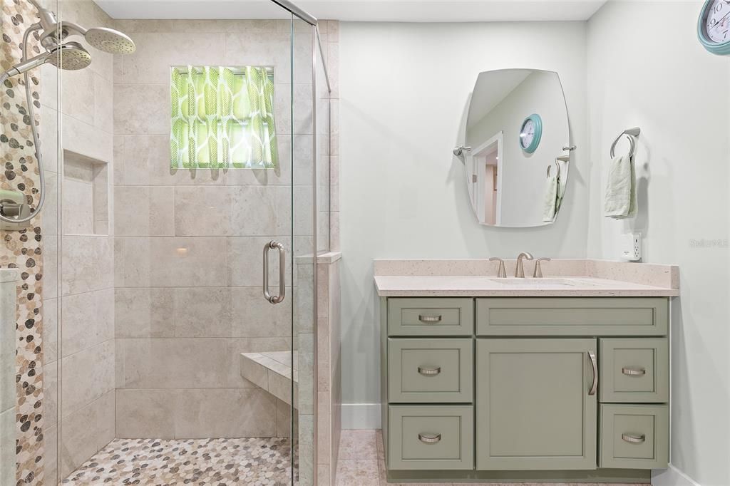 Activo con contrato: $420,000 (3 camas, 2 baños, 1738 Pies cuadrados)