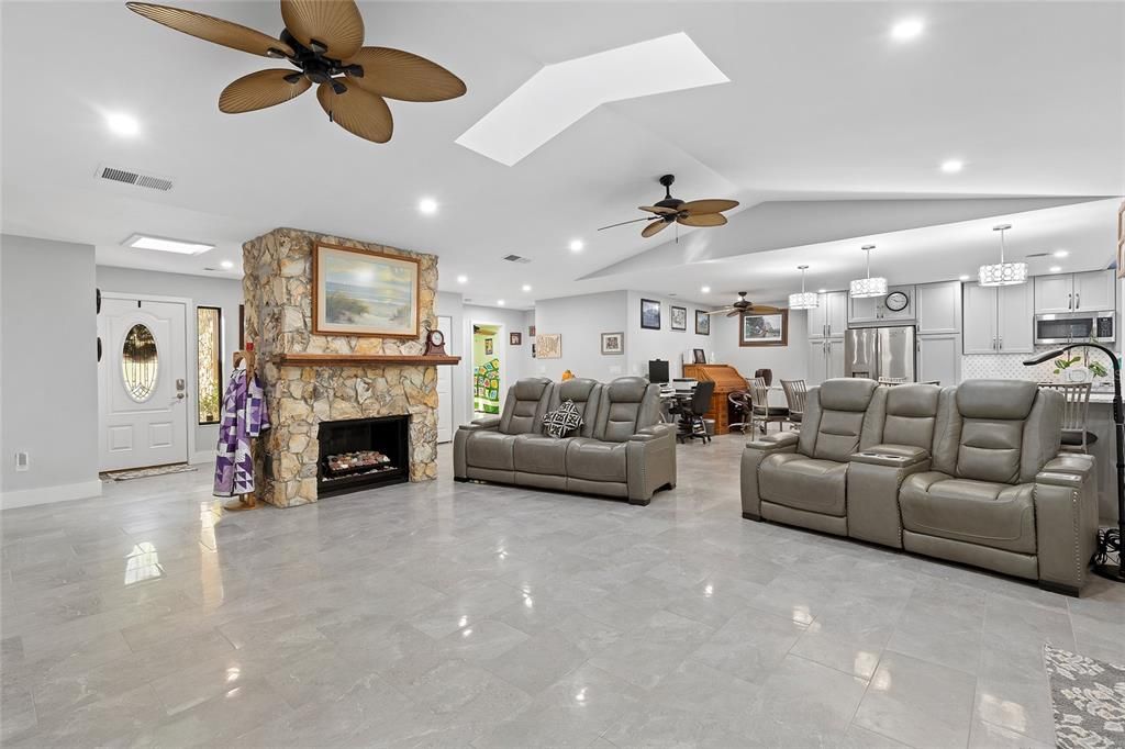 Activo con contrato: $420,000 (3 camas, 2 baños, 1738 Pies cuadrados)