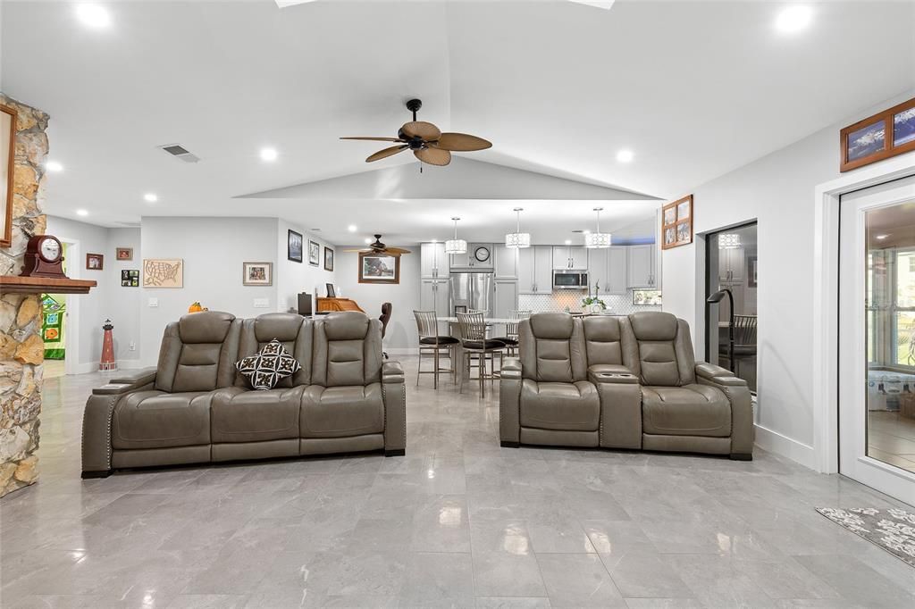 Activo con contrato: $420,000 (3 camas, 2 baños, 1738 Pies cuadrados)