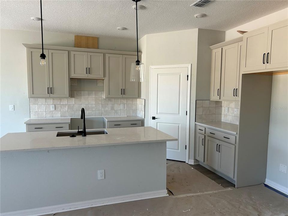 Active With Contract: $528,308 (5 beds, 3 baths, 2725 Square Feet)