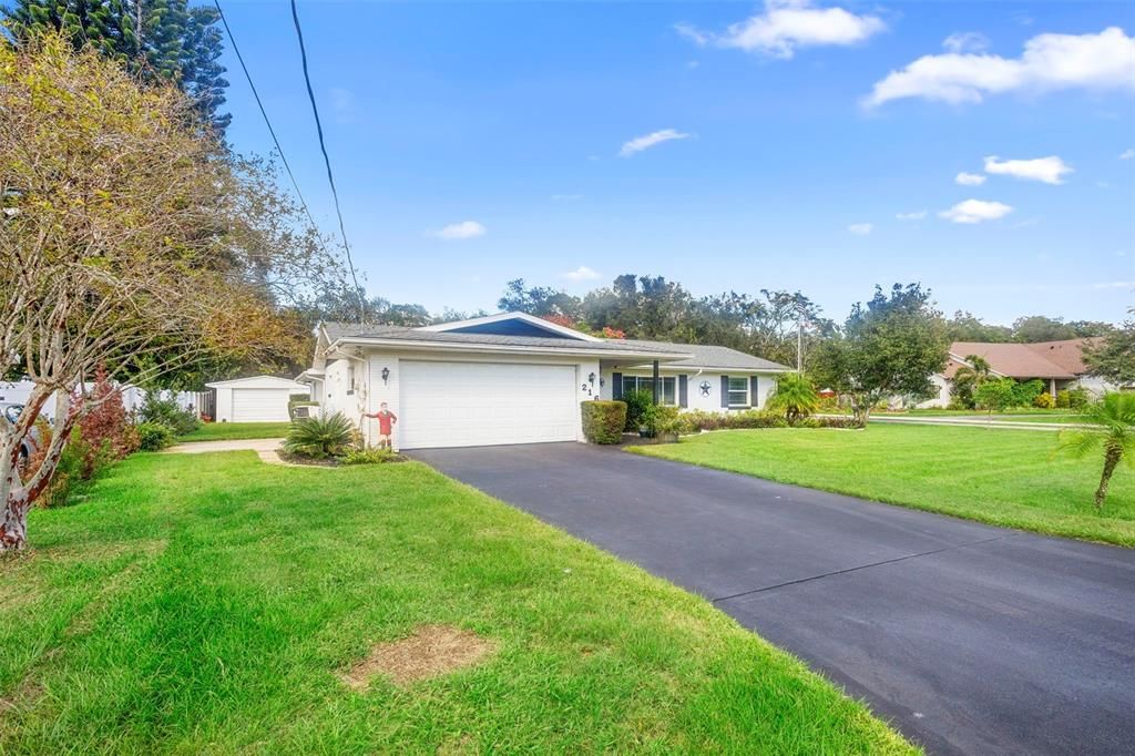 Active With Contract: $400,000 (3 beds, 2 baths, 1511 Square Feet)