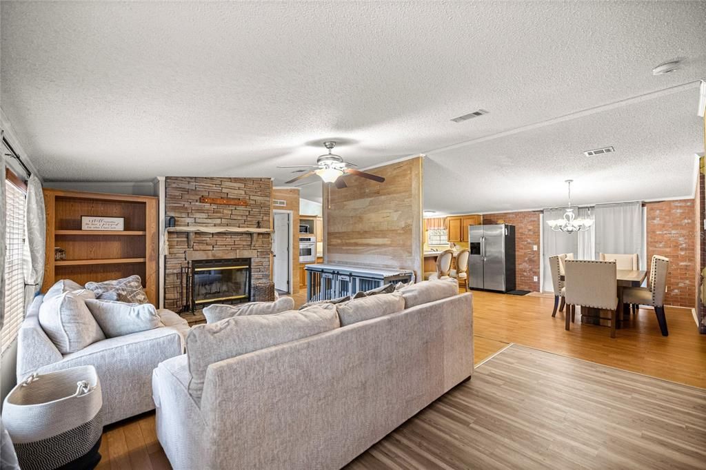 待售: $240,000 (4 贝兹, 2 浴室, 2280 平方英尺)