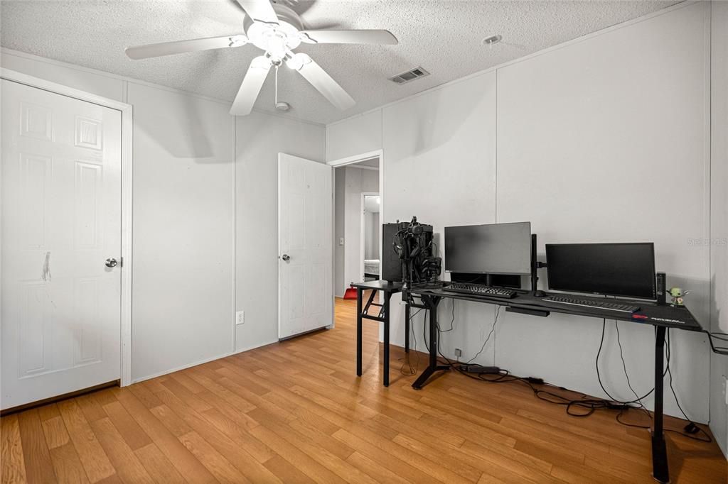 待售: $240,000 (4 贝兹, 2 浴室, 2280 平方英尺)