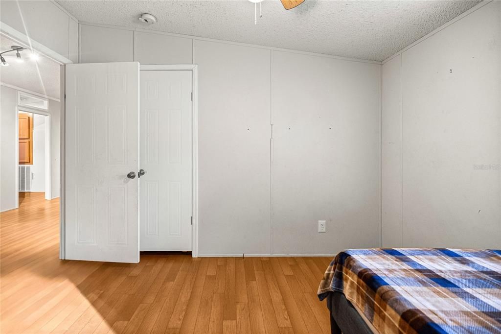 待售: $240,000 (4 贝兹, 2 浴室, 2280 平方英尺)