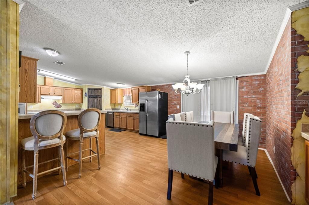 待售: $240,000 (4 贝兹, 2 浴室, 2280 平方英尺)