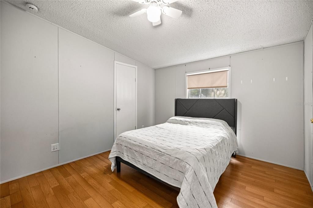 待售: $240,000 (4 贝兹, 2 浴室, 2280 平方英尺)