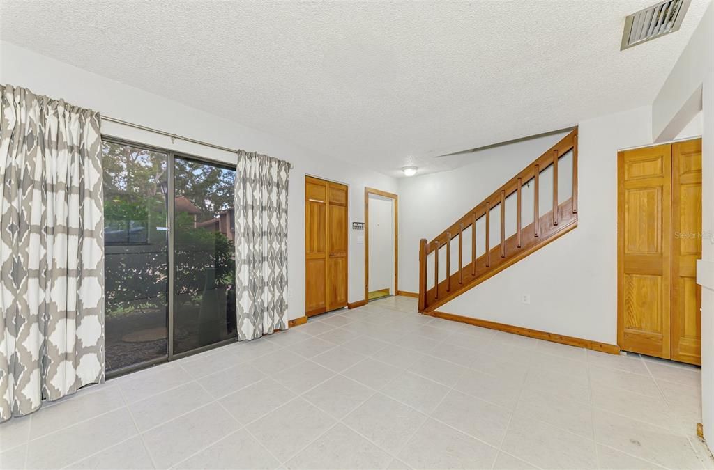 合同活跃: $150,000 (2 贝兹, 2 浴室, 1263 平方英尺)