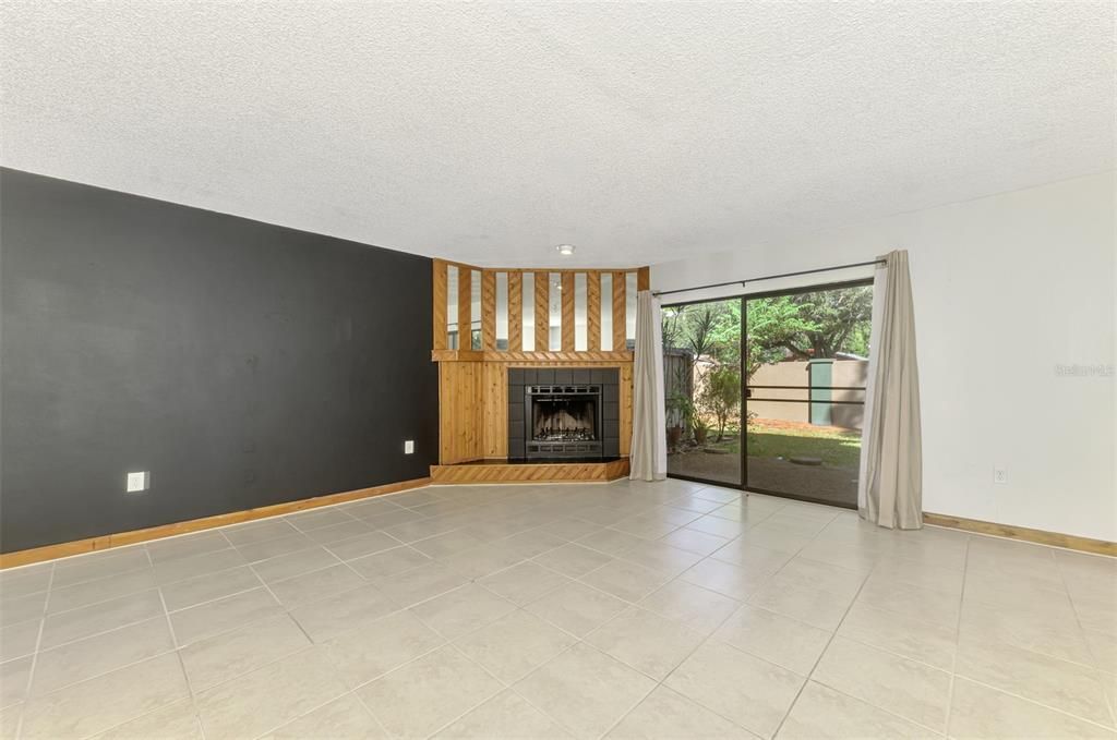 合同活跃: $150,000 (2 贝兹, 2 浴室, 1263 平方英尺)