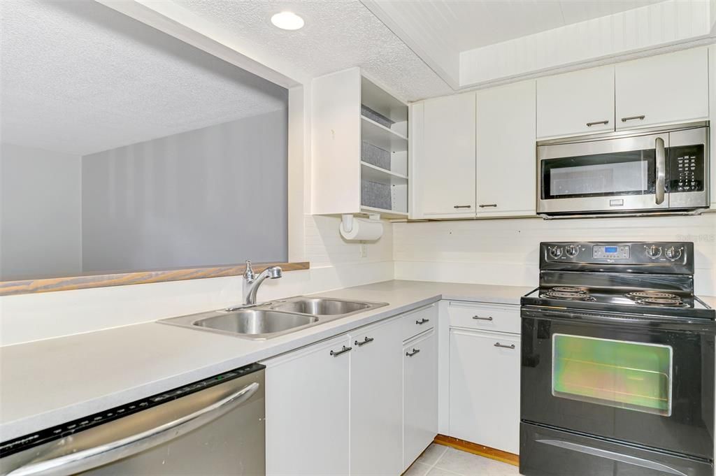 合同活跃: $150,000 (2 贝兹, 2 浴室, 1263 平方英尺)