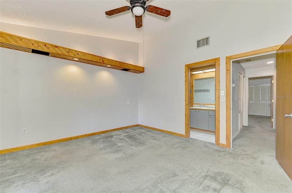 合同活跃: $150,000 (2 贝兹, 2 浴室, 1263 平方英尺)