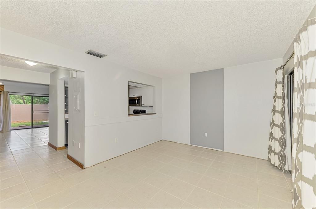 合同活跃: $150,000 (2 贝兹, 2 浴室, 1263 平方英尺)