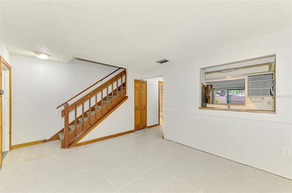 合同活跃: $150,000 (2 贝兹, 2 浴室, 1263 平方英尺)