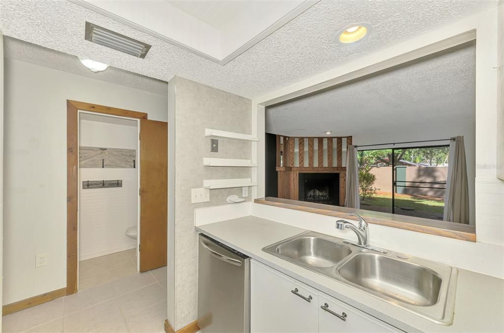 合同活跃: $150,000 (2 贝兹, 2 浴室, 1263 平方英尺)