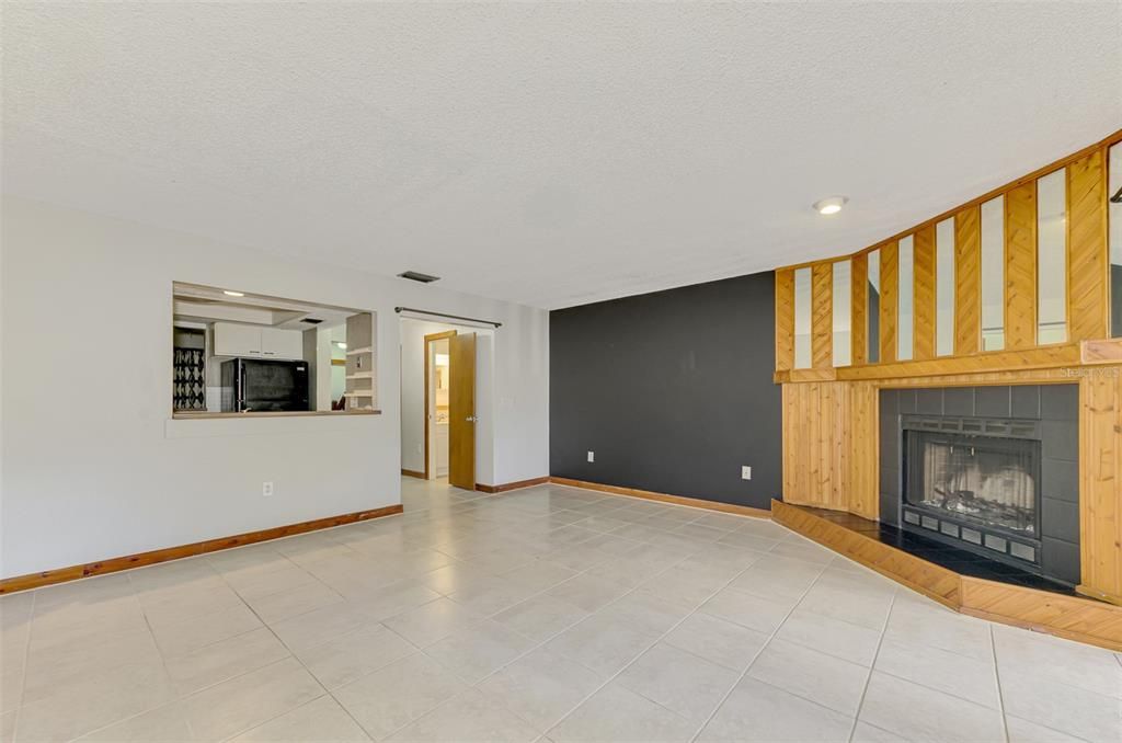 合同活跃: $150,000 (2 贝兹, 2 浴室, 1263 平方英尺)