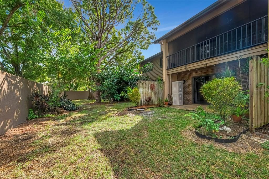 合同活跃: $150,000 (2 贝兹, 2 浴室, 1263 平方英尺)