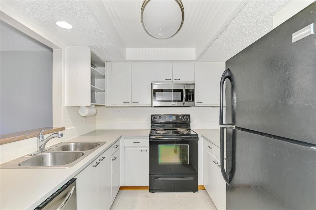 合同活跃: $150,000 (2 贝兹, 2 浴室, 1263 平方英尺)