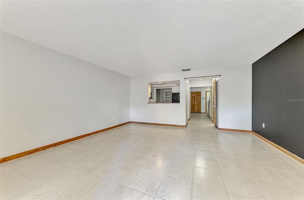 合同活跃: $150,000 (2 贝兹, 2 浴室, 1263 平方英尺)