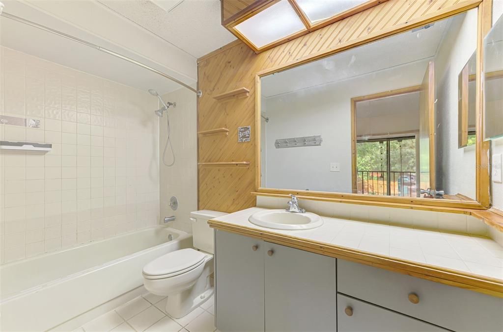 合同活跃: $150,000 (2 贝兹, 2 浴室, 1263 平方英尺)