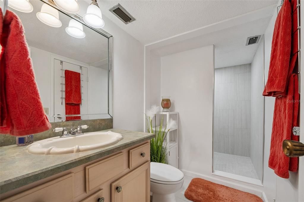 На продажу: $175,000 (1 спален, 1 ванн, 822 Квадратных фут)