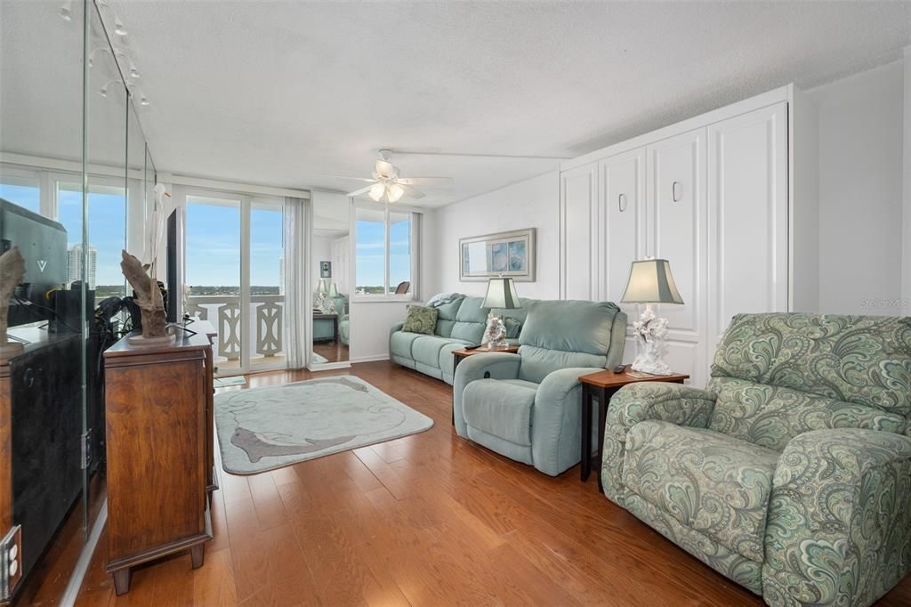 На продажу: $175,000 (1 спален, 1 ванн, 822 Квадратных фут)