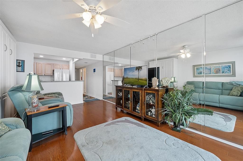 На продажу: $175,000 (1 спален, 1 ванн, 822 Квадратных фут)