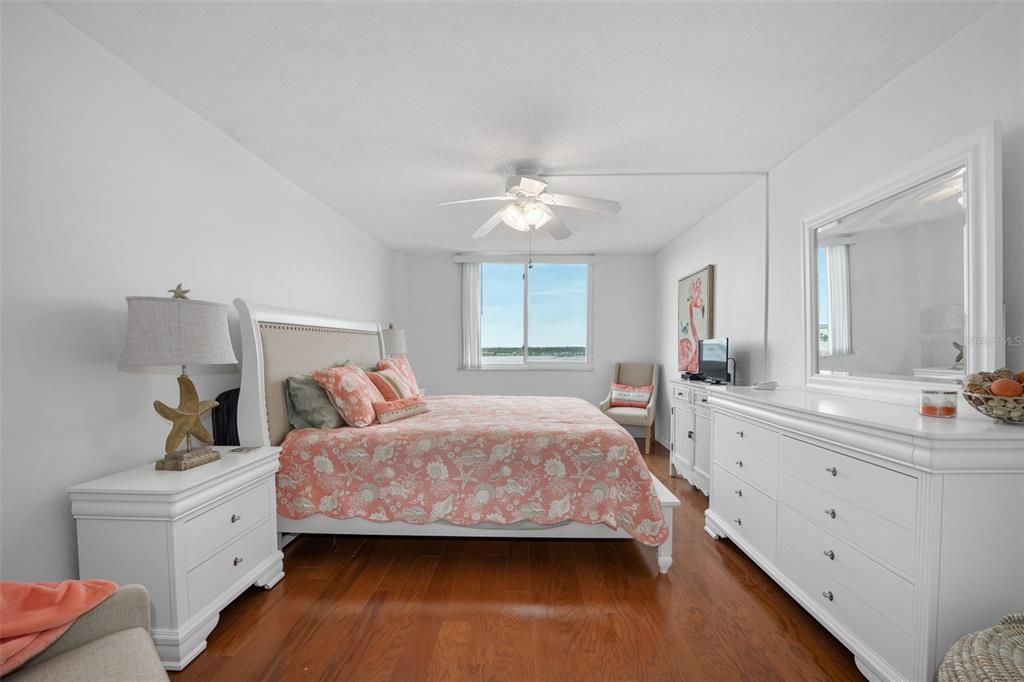 На продажу: $175,000 (1 спален, 1 ванн, 822 Квадратных фут)